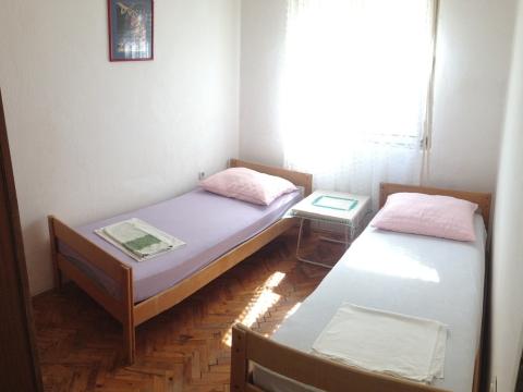 A2-small-room.jpg