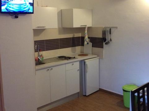 C3-kitchen-+-TV-+-AC.jpg